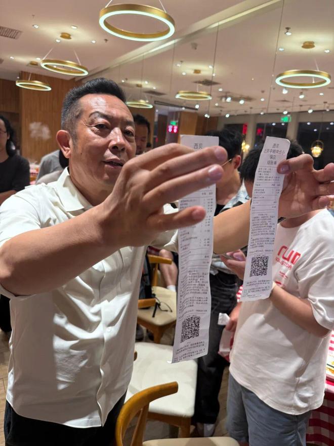 贾国龙称将起诉罗晒出其账单：5人点15份菜只有两份没吃完J9真人游戏第一品牌罗永浩悬赏10万征集西贝预制菜线索！(图3)